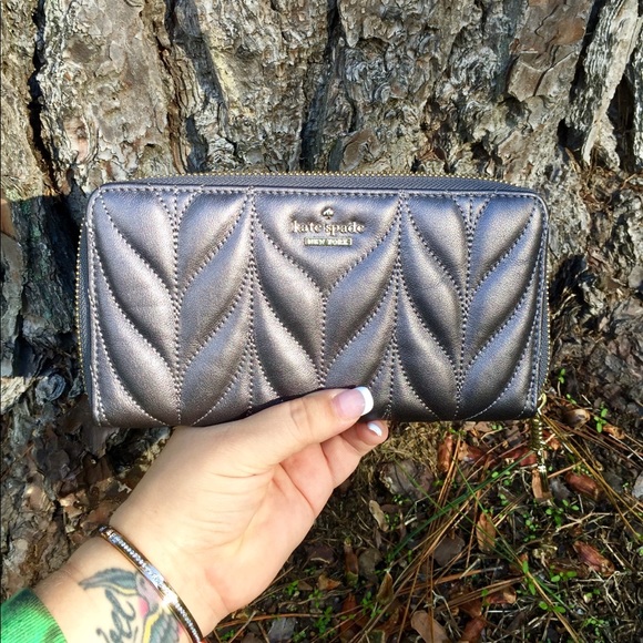 ♠️ KATE SPADE ♠️ quilted style zip-around clutch! - Picture 7 of 8